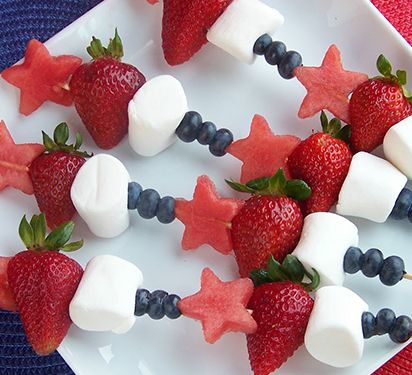 Childrens Party Food, Fruit Kebabs, July Desserts, Fruit Skewers, Childrens Meals, Kids Party Food, Birthday Party Food, Snacks Für Party, Kids Snacks