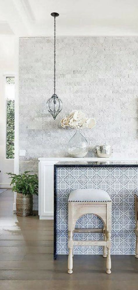 Modern Moroccan Decor, Moroccan House, Interior Pendant Lighting, Moroccan Kitchen, Design Marocain, Moroccan Inspiration, Global Decor, Moroccan Home, Moroccan Homes