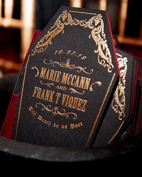 Getting in the Halloween spirit with these creepy coffin shaped wedding programs. The interior was even lined in wine red paper for a particularly macabre effect 💀 Addams Family Wedding Invitations, Coffin Save The Date, Coffin Wedding Decor, October Save The Date Ideas, Coffin Wedding Invitations, Coffin Invitations, Goth Wedding Invitations, Vampire Wedding Theme, Gothic Invitations