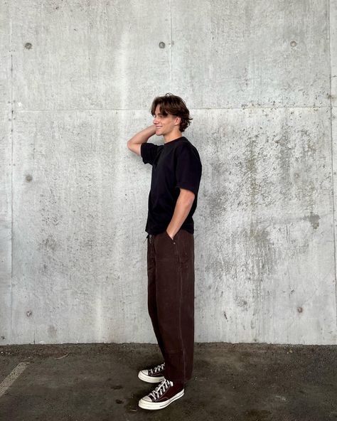 Mens Brown Converse Outfit, Brown Men Aesthetic, Brown Outfits Men Aesthetic, Vans Outfit Aesthetic Men, Brown Denim Pants Outfit Men, Mens Fashion Converse, Brown Chuck 70 Outfit, Guy Converse Outfits, Dark Brown Jeans Outfit Mens