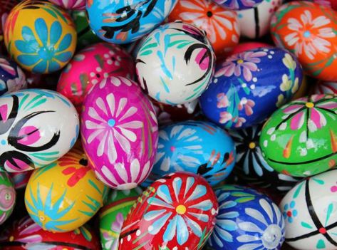 There are quite a few things in Kiev, distinctively Ukrainian, that a traveler would be happy to discover and bring home as a souvenir to remember. This Kiev shopping guide shows you where to find them. Polish Easter Traditions, Google Easter Eggs, Egg Artwork, Painted Easter Eggs, Polish Easter, Creative Easter Eggs, Egg Card, Painted Eggs, Pysanky Eggs