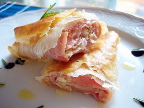 La ricetta che vi propongo di realizzare oggi è quella dei fagottini di pasta fillo e farciti con prosciutto cotto e mozzarella. Veloci e semplici da prepa Pasta Fillo, Spanish Dishes, Easy Salad Recipes, Bread And Pastries, Pizza Bread, Bread Dough, Savoury Dishes, Finger Food, Appetizer Snacks