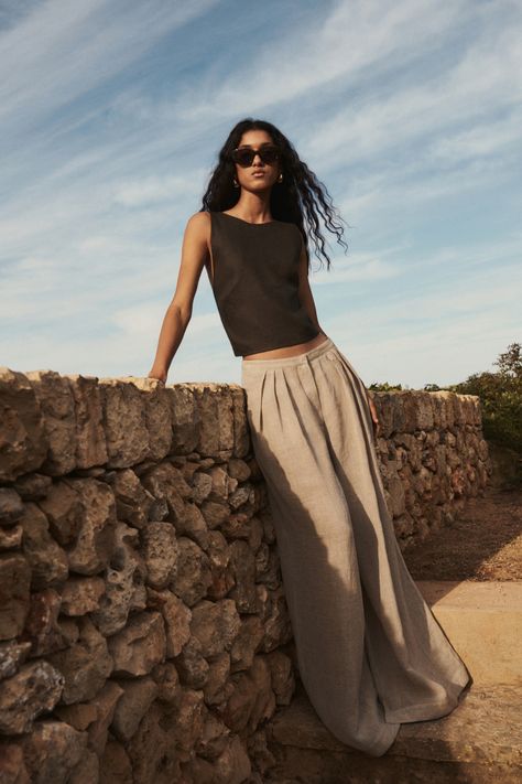 LINEN ISSUE | Designs that naturally capture the joyful feeling of the season in head-turning looks. Discover the New Women’s Collection in stores and online. Beige Pants Outfit Summer, Massimo Dutti Aesthetic, Beige Pants Outfit, Curated Wardrobe, Linen Outfits, Summer Pants Outfits, Beige Pants, Linen Suit, Wide Jeans