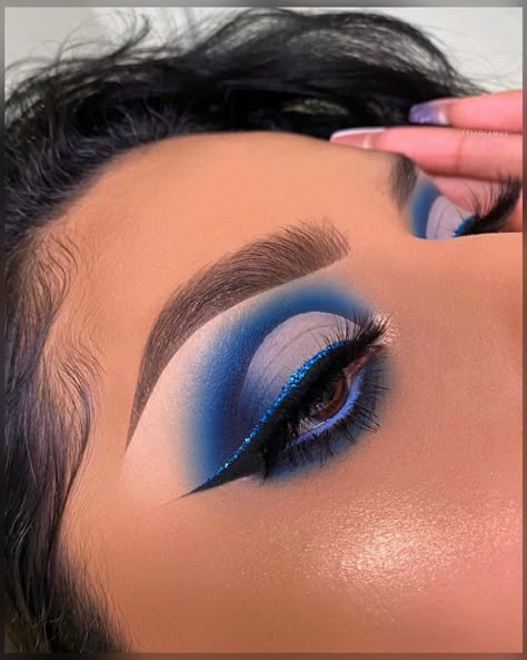 Coloured Raine Cosmetics®️ on Instagram: “Blue eyeshadow looks always pop 💙 Here’s one by @tellolemus using #ColouredRaine. Get into the blend 🤍 Eyes | #VividPigments palette to…” Quince Makeup, Blue Eyeshadow Makeup, Maquillage Yeux Cut Crease, Blue Eyeshadow Looks, Mekap Mata, Drag Make-up, Blue Makeup Looks, Makeup Colorful, Prom Eye Makeup