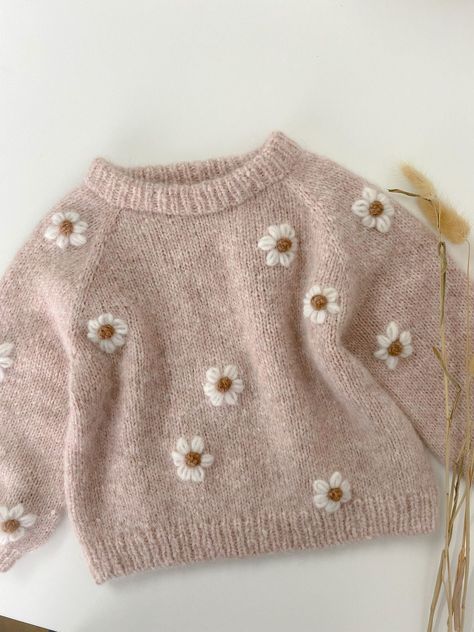 Embroidered Knitting, Crochet Baby Projects, Daisy Embroidery, Pull Bebe, Knitted Baby Cardigan, Baby Knitwear, Knitted Baby Clothes, Stil Boho, Haken Baby