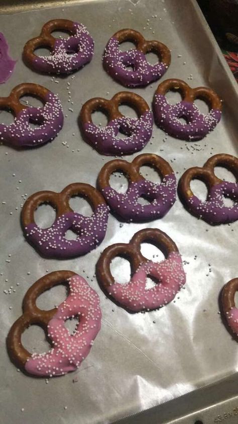 Pink And Purple 21st Birthday Party, Pink Purple And Black Party Decorations, Purple Treats For Party, Sweet 16 Snack Ideas, Pink And Purple Desserts, Purple Foods For Party Snacks, Purple Party Snacks, Purple Sleepover Party, Pink And Purple Decorations Party