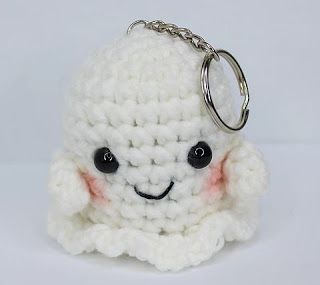 MANUALIDADES DE LANA: LLAVERO FANTASMA DE CROCHET Cute Small Crochet, Halloween Doily, Baphomet Plush, Ghost Keychain, Halloween Keychain, Crochet Ghost, Keychain Patterns, Crochet Bodies, Halloween Amigurumi