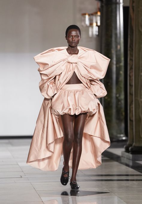 From tutus to organza clutches: here’s how the Irish designer Simone Rocha channeled ballet core in her latest collection.  Simone Rocha's spring/summer 2025 London Fashion Week collection showcased a darker twist on the traditional tutu, blending coquettish and melancholic elements.  Rocha was born in Dublin in 1986. #Londonfashionweek #simonerocha Ballet Core Fashion, Simone Rocha Aesthetic, Simone Rocha Fall 2023, Simone Rocha X Hm, Simone Rocha Ready To Wear, Simone Rocha Details, Wings Of Desire, Simone Rocha Black Dress, Essential Wardrobe Pieces