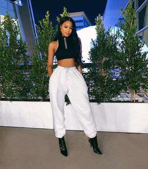 Teaira Walker on Instagram: “Stuck between I like this photo and the quality of this photo isn’t up to par. The perfectionist in me is cringing lol 😩” Tierra Walker Outfits, Teaira Walker Outfits, Teaira Walker, Hit Girls, Loungewear Set, Winter Looks, Lookbook Outfits, Fashion Classy, Streetwear Fashion