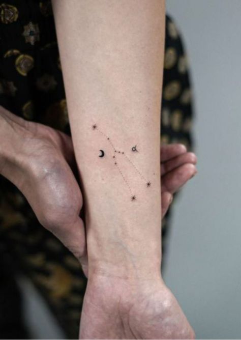 15 Earthy Tattoo Ideas That Will Make You Want To Get Inked Earthy Tattoo Ideas, Earthy Tattoos Nature, Mrs Tattoo, Continuous Line Tattoo, Realistic Flower Tattoo, Earthy Tattoos, Earth Tattoo, Single Line Tattoo, Constellation Tattoo