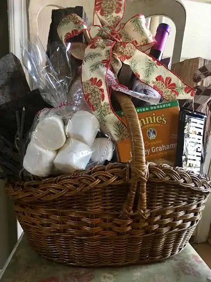 Campfire Gift Basket Ideas, S’mores Gift Basket Ideas, Fire Pit Gift Basket Ideas, Smores Gift Basket Ideas, Fire Pit Gift Basket, Raffle Gift Basket Ideas, Sustainable Holiday, Welcome Basket, Hot Cocoa Gift