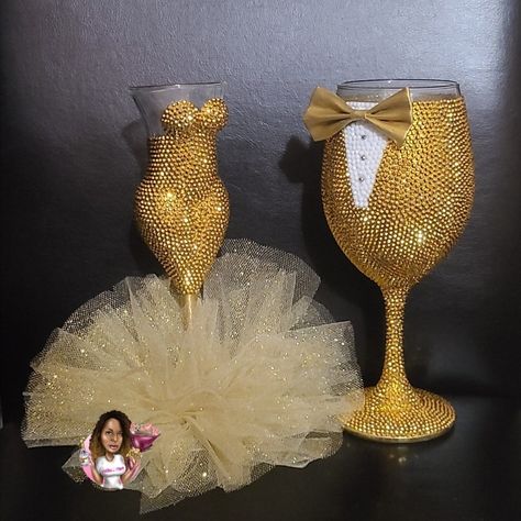 Rhinestone Wine Glasses, Bedazzled Liquor Bottles, Glass Decor Ideas, Glass Crafts Diy, Gold Tuxedo, Diy Mug Designs, Cheap Wedding Decorations, Glitter Wine Glasses, Wine Glass Decor