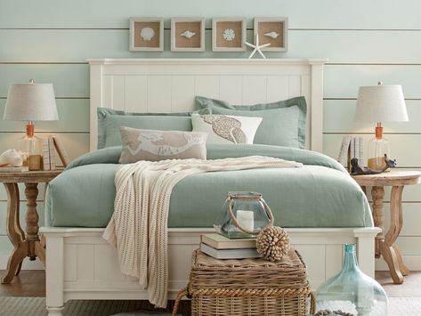 COASTAL BEDROOM IDEAS – Wish to have a roomy and calm bedroom any time of the day? Consider to practice a coastal bedroom model that draws inspiration... Rustic Master, Beach Home Interiors, Beach House Furniture, Beach Themed Bedroom, Beach House Bedroom, Beach House Interior Design, Interior Design Per La Casa, Decor Ikea, Tropical Home Decor