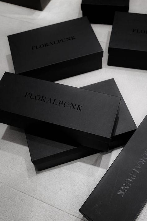 Packaging Design Clothing, Luxury Brand Packaging, Jewelry Packaging Design, Luxury Packaging Design, Black Packaging, Cosmetic Packaging Design, Clothing Packaging, Branding Design Packaging, Shoes Box