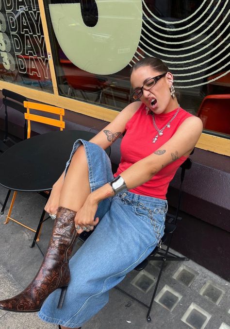 Red Tops Outfit Aesthetic, Colorful Rock Outfit, Artsy Summer Streetwear Tops, Corset Top Street Style, Ss24 Street Style, Red Top Outfit Aesthetic, Gay Fashion Women, Jeans Outfit Spring 2024, Jorts + Boots