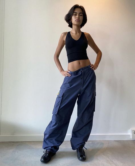 Navy Blue Parachute Pants Outfit, Navy Parachute Pants, Blue Straight Leg Relaxed Fit Parachute Pants, Outfits With Parachute Pants, 90s Blue Parachute Pants For Streetwear, Blue Full-length Parachute Pants For Streetwear, Parachute Pants Outfit, Outfit Navy, 23 Fashion