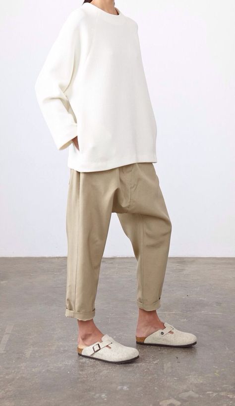 Studio Nichols Pre Autum / Winter 2014-15 | @andwhatelse Stile Casual Chic, Birkenstock Outfit, Clogs Outfit, Studio Nicholson, Beige Pants, White Turtleneck, Mode Casual, White Sweater, 가을 패션