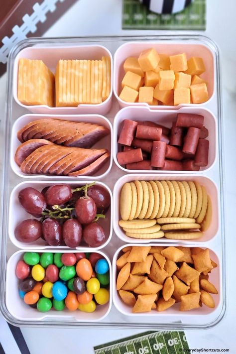 Summer Snack Boxes For Kids, Snackle Box For Plane, Snack Box Healthy, Kids Snack Box Ideas, Healthy Snacklebox Ideas, Picnic Charcuterie Board To Go, Healthy Snack Boxes For Adults, Snackle Box Ideas For Adults, Snacklebox Ideas