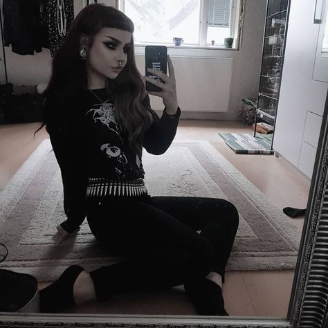 Goth Girl Aesthetic Grunge, Black Alternative Girl Outfit, Metal Girl Outfit, Black Metal Outfit, Metal Head Outfits Girl, Black Hair Goth Aesthetic, Black Metal Fashion, Metalhead Fashion, Black Metal Girl