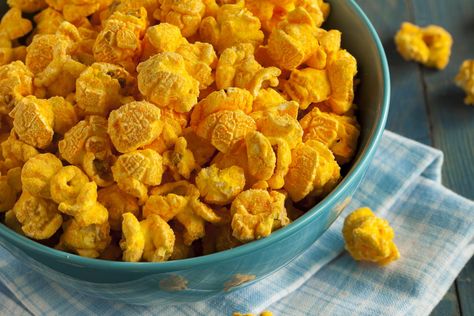 Our jalapeño cheddar popcorn recipe is a great way to give a flavor bump to snack time. It's mildly spicy, not overwhelming - a perfect option for parties! Cheddar Popcorn Recipe, Homemade Popcorn Seasoning, Jalapeno Popcorn, Snack Business, Popping Popcorn, Popcorn Ideas, Flavored Popcorn Recipes, Potato Chip Flavors, Popcorn Flavors