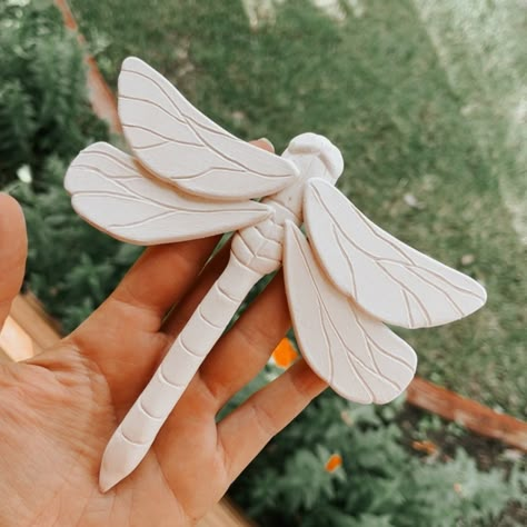 Pottery | Slab Build Template | How to build a clay dragonfly Dragonfly Sculpture Clay, Animal Clay Projects, Ceramic Garden Sculpture Ideas, Pottery Plaque Ideas, Dragonfly Pottery Ideas, Handbuilt Clay Ideas, Handbuilding Pottery Ideas Templates, Polymer Clay Dragonfly, Paper Clay Ideas