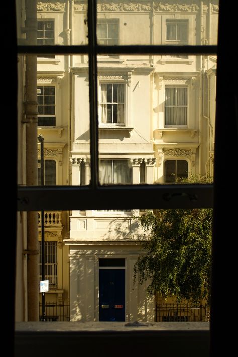 Notting hill through windows Knotting Hill Movie, Notting Hill Flat, Notting Hill Movie Aesthetic Wallpaper, Notting Hill Movie Aesthetic, Notting Hill Aesthetic, Notting Hill Market, 90s Romcom, Notting Hill House, Notting Hill Movie