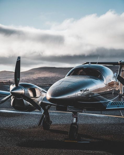 Diamond Aircraft on Instagram: “Ready for the weekend 👀 #WeFlyDiamondAircraft #DA62 #weekendgetaway #generalaviation #diamondaircraft” Diamond Aircraft Da62, Ariel Stuff, Diamond Aircraft, Black Airplane, Pilot Life, Small Aircraft, Private Aircraft, Aviation World, Flying Vehicles