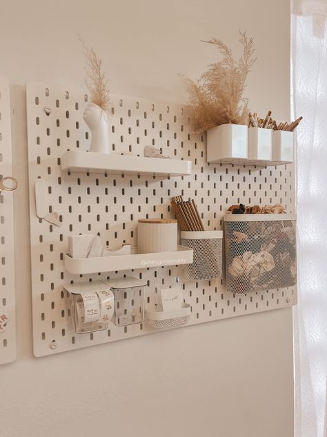 Peg Board Bedroom Ideas, Ikea Pin Board Ideas, Skadis Ikea Ideas Office, Ikea Pegboard Ideas Office, Pegboard Organization Office, Ikea Peg Board Ideas, Skadis Ikea Ideas, Pegboard Ideas Aesthetic, Ikea Pegboard Ideas