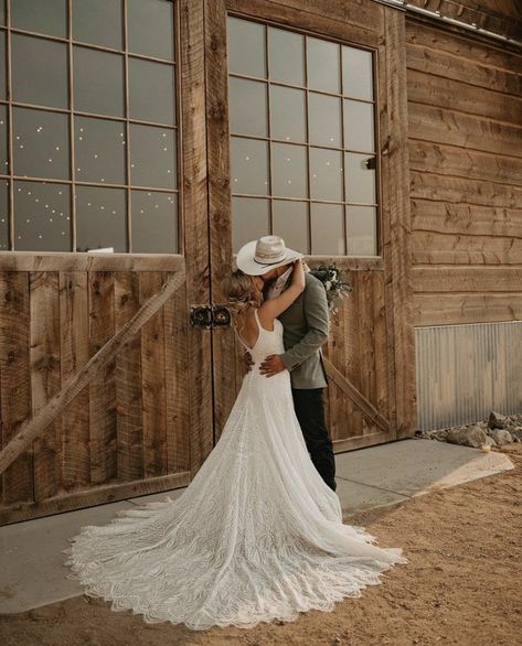 Romantic First Kiss, Country Wedding Pictures, Country Western Wedding, Country Wedding Photos, Western Style Wedding, Western Themed Wedding, Western Wedding Dresses, Cowboy Wedding, Country Theme Wedding