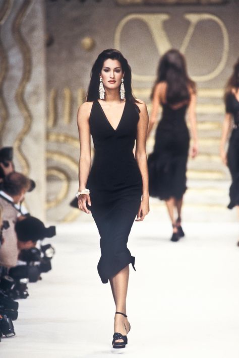 Yasmeen Ghauri / Valentino Runway Show  Spring/Summer 1993 Yasmeen Ghauri Valentino, Yasmeen Ghauri 90s Runway, Valentino Runway 90s, Yasmeen Ghauri Aesthetic, Yasmeen Ghauri Runway, 80s Fashion Show, Yasmeen Ghauri 90s, Valentino 1993, Valentino 90s