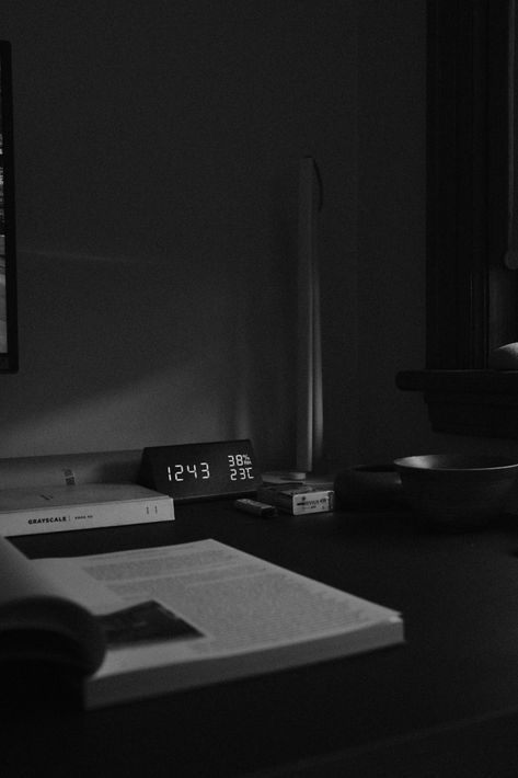 2024 Dark Aesthetic, Dark Black Aesthetic Wallpaper Iphone, Black Ipad Aesthetic, Black Study Aesthetic, Study Aesthetic Black, Black White Minimalist Aesthetic, Wallpaper Ipad Minimalist, Study Clock, Soft Minimalist Aesthetic