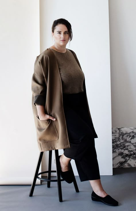 hackwith design house plus - fall 2015 photographed by eliesa johnson Plus Size Minimalist Wardrobe, Fashion Travel Outfit, Long Cardi, Big Knits, Midsize Fashion, Stylish Work Attire, Plus Size Vintage, Vintage Life, Petite Outfits