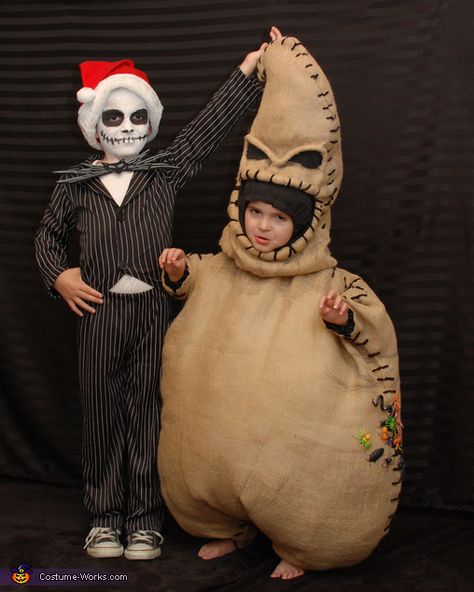 Nightmare Before Christmas Family Costume, Oogie Boogie Costume, Halloween Costumes 2014, Halloween Memes, Costume Works, Diy Costumes Kids, Nightmare Before Christmas Halloween, Halloween Makeup Scary, Halloween Costume Contest