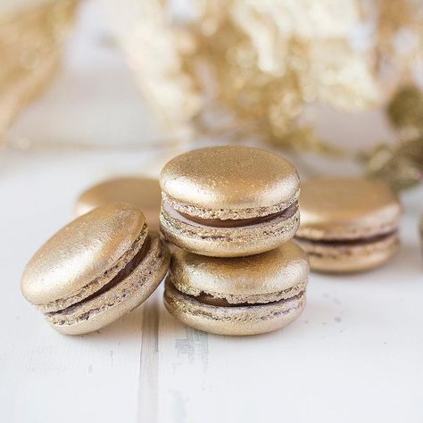 gold macarons Gold Cheesecake, Golden Oreo Aesthetic, White Gold Macarons, Golden Macarons, Gold Macarons, Lavender Macarons, Color Dust, Golden Christmas, French Macaroons