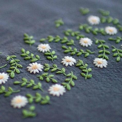 Sulaman Pita, Embroidery Stitches Tutorial, Hand Work Embroidery, Pola Sulam, Hand Embroidery Flowers, Embroidery Patterns Vintage, Japanese Embroidery, Embroidery Patterns Free, Simple Embroidery