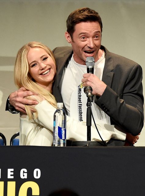 Jennifer Lawrence + Hugh Jackman = hilarious! Click through to see more pictures. Jennifer Lawrence X Men, X Men Cast, X Man Cast, Raven Darkhölme, Xmen Apocalypse, Jennifer Lawrence Photos, Hugh Jackman Wolverine, J Law, Jen Jen