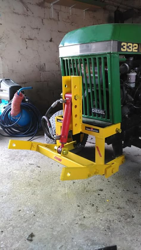 Front lift attachment home made! Homemade Tractor Implements, Small Garden Tractor, Officine In Garage, Tractor Weights, John Deere Garden Tractors, Compact Tractor Attachments, Garden Tractor Attachments, Yard Tractors, Riding Mower Attachments