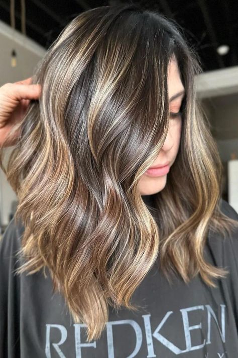 Tus mechas rubias no tienen por qué ser rubio platino nivel 10: el rubio oscuro queda increíble combinado con el pelo castaño y no es tan difícil de conseguir.  // Crédito de la foto: instagram @amandaraihair Blonde Streaks On Brown Hair, Streaks On Brown Hair, Brown Hair With Blonde Streaks, Hair With Blonde Streaks, Thick Blonde Highlights, Ashy Brown Hair, Full Blonde, Blonde Looks, Subtle Blonde