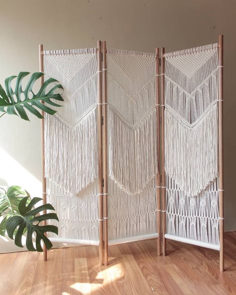 4,648 Me gusta, 83 comentarios - Agnes Hansella (@macrame_id) en Instagram: "A collaboration with @balkaliving. Room divider 150 x 160cm, cotton on 3cm pine wood. There's also…" Room Seperator, Macrame Interior, Cortina Boho, Macrame Room Divider, Cortinas Boho, Pola Macrame, Diy Room Divider, Macrame Curtain, Macrame Wall Hanging Diy