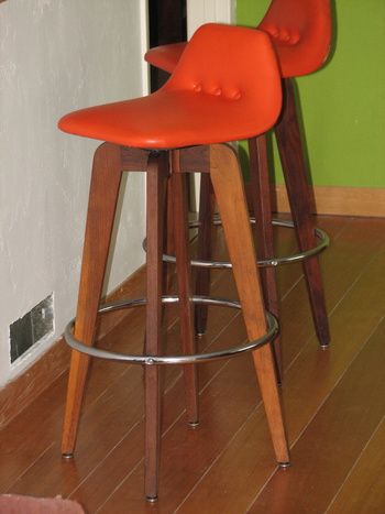 70s Bar Stools, Mcm Bar Stools, Retro Barstool, Theme Living Room Ideas, 1912 House, Dresser Makeup, Dolls House Diy, Unique Bar Stools, Mid Century Bar Stools