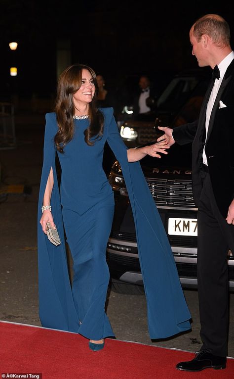 Catherine Middleton Dress, Kate Middleton In Blue, Kate Middleton Evening Gown, Kate Middleton Red Carpet, Kate Middleton Gowns, Kate Middleton Street Style, Teal Gown, Duchesse Kate, Royal Family Fashion