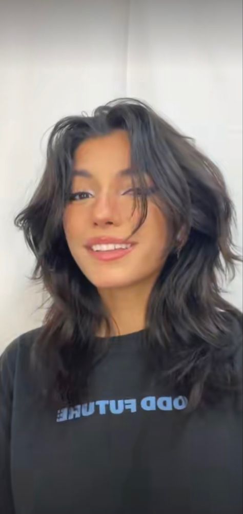 Middle Length Hair Wolfcut, Wolf Cut Medium Hair Length, Cute Edgy Haircuts, Wolfcut Hair Long Wavy With Bangs, Wolfcut Pics To Show Hairdresser, Wolfcut Midlength, Haircut Inspo Medium Layered Wavy, Wolf Cut With Face Framing Layers, Wolf Cut For Medium Length Hair