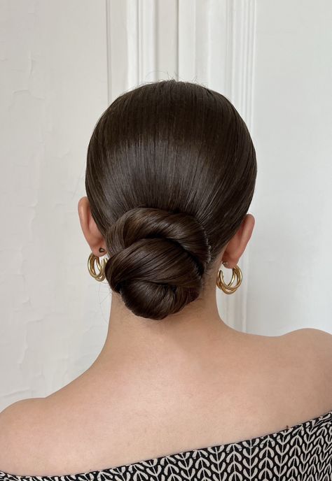 Tight Bun Wedding Hairstyles, Slick Buns, Low Bun Bridal Hair, Updo Ideas, Clothes School, Ballroom Hair, Bridal Hair Veil, Big Bun Hair, Low Bun Hairstyles