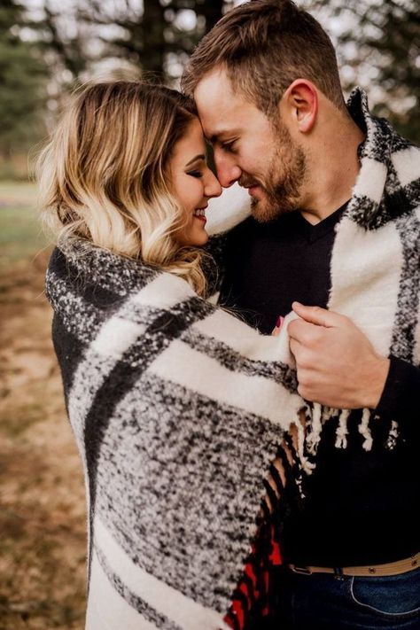 Fall engagement session ideas! Couples Embracing, Winter Engagement Photos Outfits, Winter Engagement Pictures, Fall Couple Photos, Wedding Couple Pictures, Shooting Couple, Engagement Shoot Outfit, Fall Engagement Pictures, Wedding Engagement Pictures