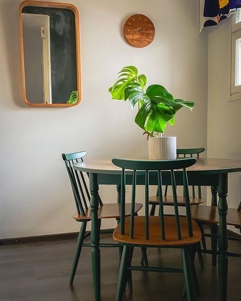 Dark Green Kitchen Table, Dark Green Dining Table, Dark Green Dining Chairs, Green Dining Room Table, Bohemian Kitchen Table, Green Dining Table, Funny Apartment Decor, Dining Chair Makeover, Painted Kitchen Tables