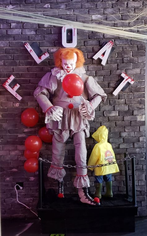 Pennywise Halloween Decorations Outdoor, It Themed Party Stephen King, Diy Pennywise Decoration, Pennywise Door Decoration, Pennywise Sewer Decoration, Pennywise Halloween Decorations, Pennywise Decorations, Decoracion Halloween, 2023 Decor