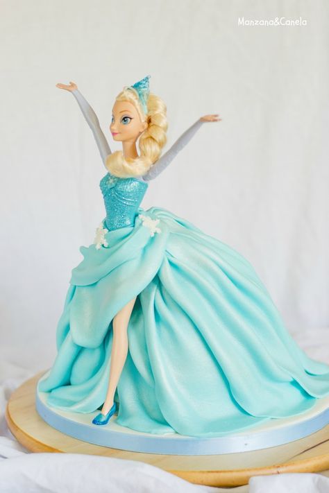 Tarta de muñeca Elsa (Elsa Doll cake) Frozen Elsa Doll Cake, Doll Cake Tutorial, Frozen Doll Cake, Elsa Doll Cake, Elsa Torte, Elsa Birthday Cake, Frozen Elsa Doll, Elsa Cake, Elsa Cakes