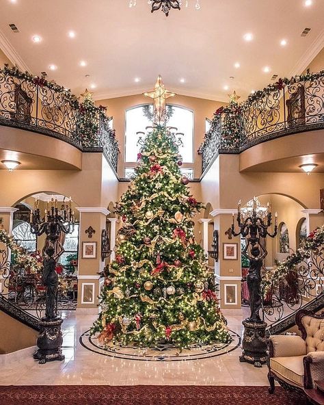 Homes of the Rich™| 𝐇𝐎𝐓𝐑 on Instagram: “Merry Christmas from Homes of the Rich! 😍 Check out this stunning foyer that we posted last year as well” Christmas Tree In Basket, Christmas Foyer, Christmas Candle Centerpiece, Christmas Staircase Decor, Luxury Christmas Decor, Christmas Staircase, Christmas Apartment, White Christmas Decor, Beautiful Christmas Trees