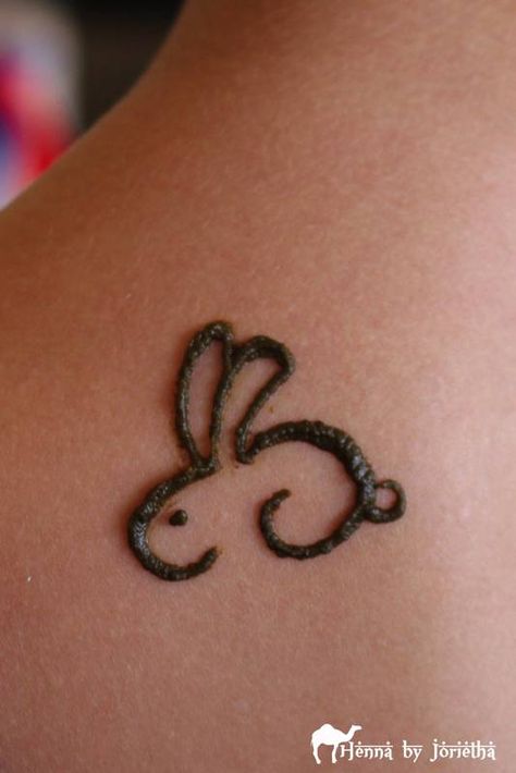 small rabbit henna tattoo Cute And Small Mehndi Designs, Small Henna Doodles, Mehendi Cute Designs, Planet Henna Designs, Kawaii Henna Designs, Easy Leg Henna Designs, Mehendi Tattoo Small, Unique Henna Designs Simple, Halloween Henna Design