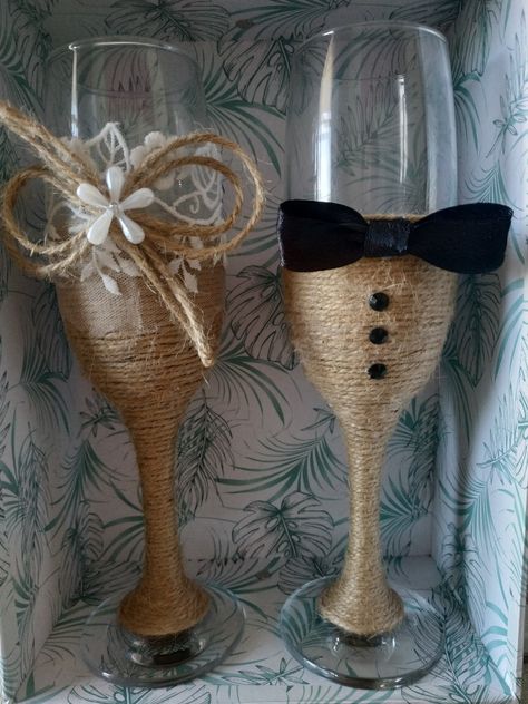 Glass Decor Ideas, Wood Burning Stencils, Baby Shower Baskets, Decorated Wine Glasses, Glass Decor, Glass Painting, Wine Glasses, Bride Groom, Wedding Accessories